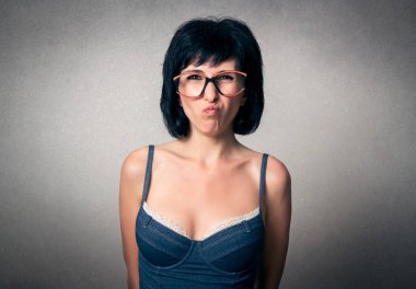 Komik ifade ile güzel kadın