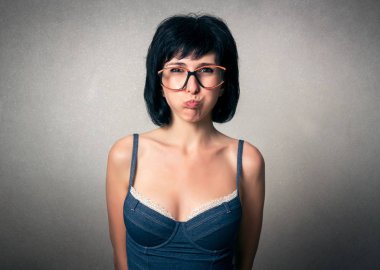 Komik ifade ile güzel kadın