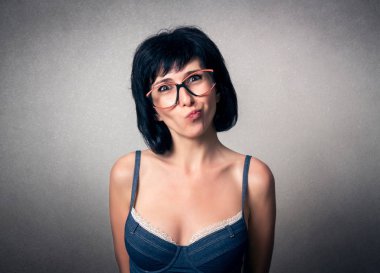 Komik ifade ile güzel kadın