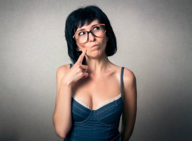 Komik ifade ile güzel kadın