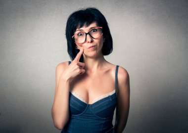 Komik ifade ile güzel kadın