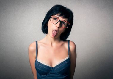 Komik ifade ile güzel kadın