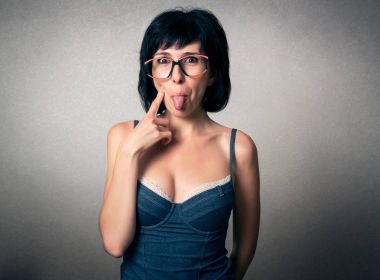 Komik ifade ile güzel kadın