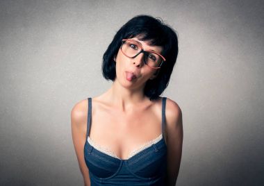 Komik ifade ile güzel kadın