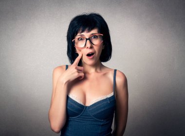 Komik ifade ile güzel kadın