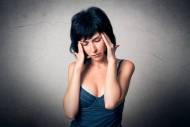 kadın bir baş ağrısı vardır