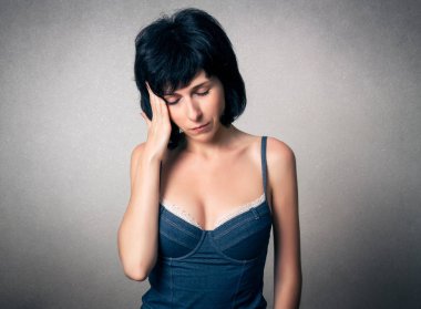 kadın bir baş ağrısı vardır