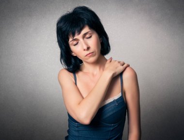 Kadın boyun veya omuz ağrısı vardır