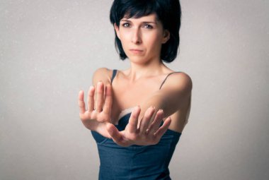 Kadın dur işareti yapıyor.