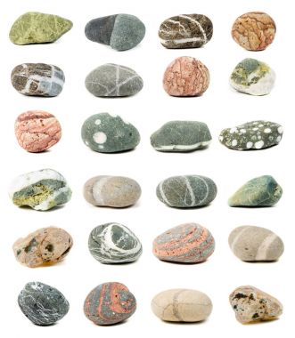 Denizin üzerinde beyaz taşlardan