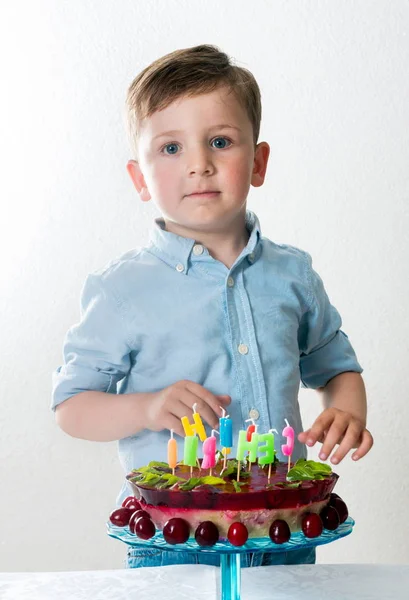 Chlapeček s narozeninovým dortem — Stock fotografie