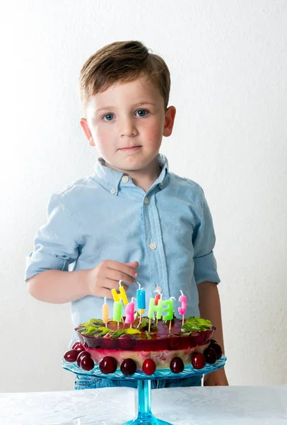 Mały chłopiec z tort urodzinowy — Zdjęcie stockowe