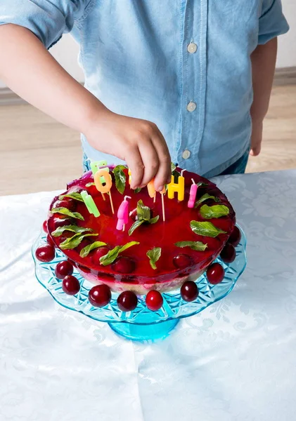 Menino com o bolo de aniversário — Fotografia de Stock