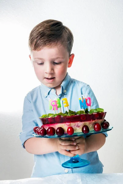 バースデー ケーキを持った少年 — ストック写真