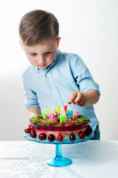 Menino com o bolo de aniversário — Fotografia de Stock