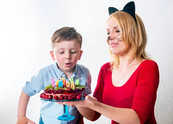 Niño con mamá y el pastel de cumpleaños — Foto de Stock
