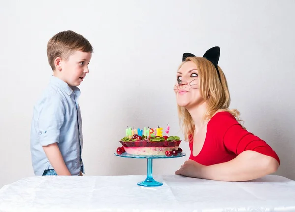 Ragazzino con mamma e torta di compleanno — Foto Stock