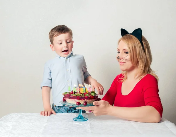 Ragazzino con mamma e torta di compleanno — Foto Stock