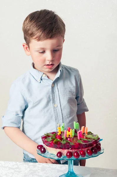Мальчик с праздничным тортом — стоковое фото