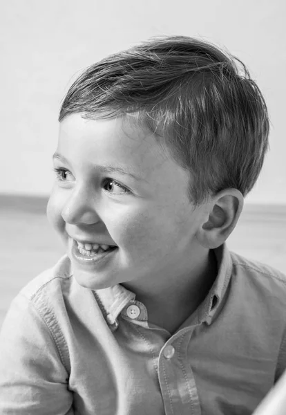 Rolig liten pojke porträtt — Stockfoto