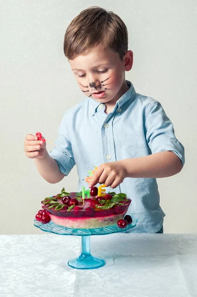 Ragazzino con la torta di compleanno — Foto Stock