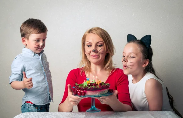 Bambino con mamma e sorella con torta di compleanno — Foto Stock