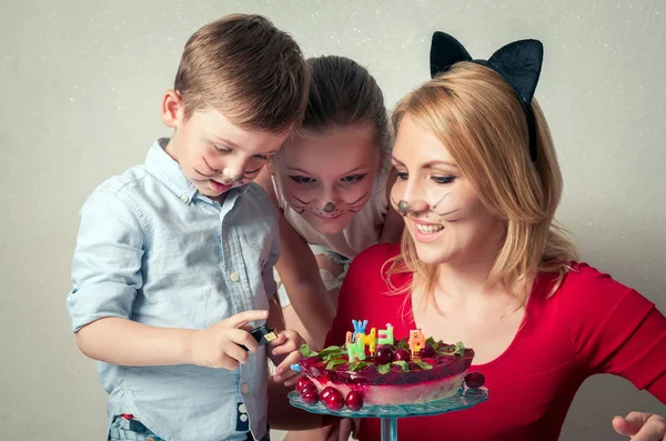 Petit garçon avec maman et sœur avec gâteau d'anniversaire — Photo