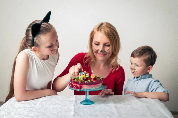 Mały chłopiec z Mama i siostra z tort urodzinowy — Zdjęcie stockowe