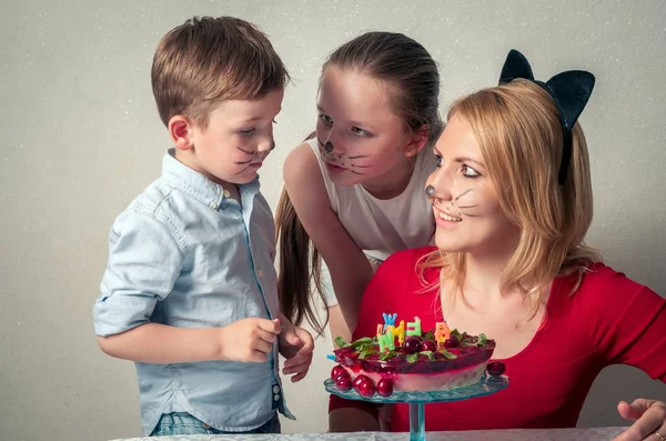 Bambino con mamma e sorella con torta di compleanno — Foto Stock