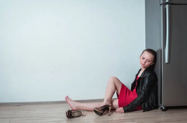 Menina em depressão sentado sozinho em casa — Fotografia de Stock