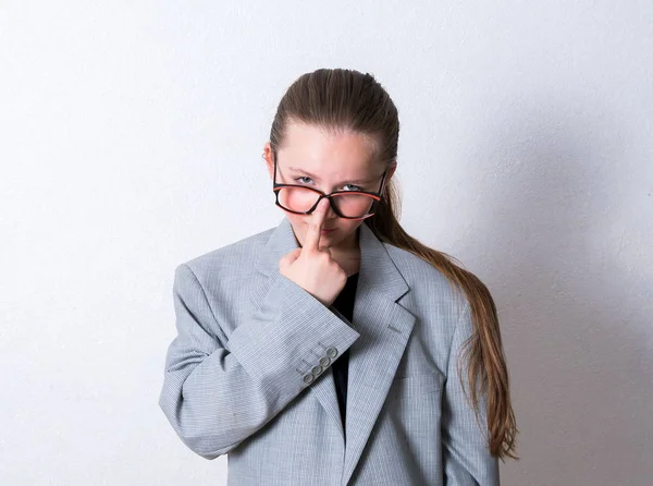 Jovem engraçado menina com grande terno — Fotografia de Stock