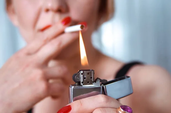 Винтажный женский портрет с сигаретой — стоковое фото