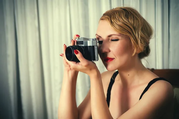 Fotoğraf makineli klasik kadın portresi — Stok fotoğraf