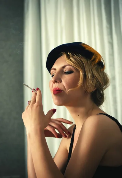 Ritratto donna vintage con sigaretta — Foto Stock