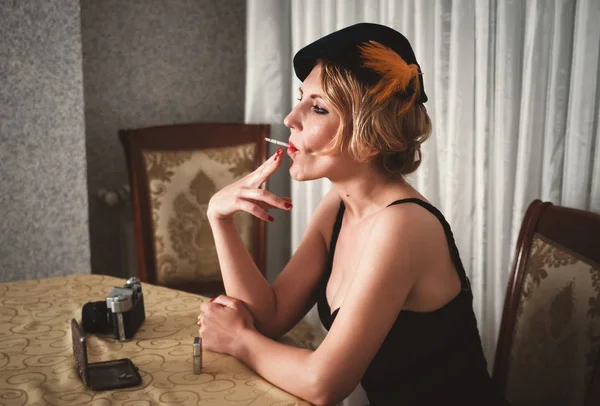 Vintage Frauenporträt mit Zigarette — Stockfoto