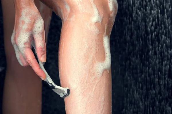 Mujer afeitarse piernas en la ducha — Foto de Stock