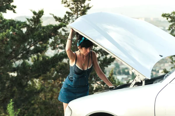 Vrouw controleren de problemen met de auto — Stockfoto