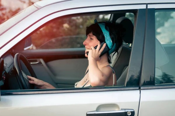 Vacker kvinna Kör bilen och prata på telefon — Stockfoto