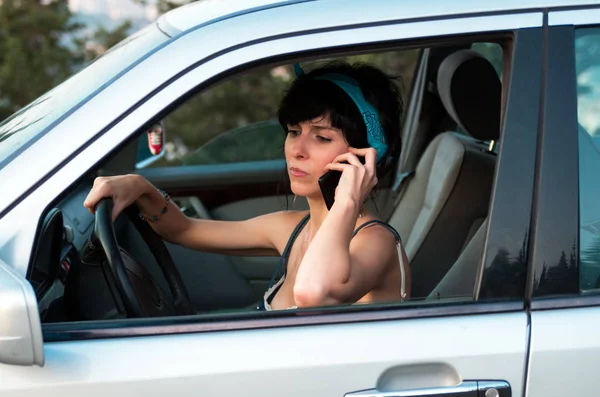 Vacker kvinna Kör bilen och prata på telefon — Stockfoto