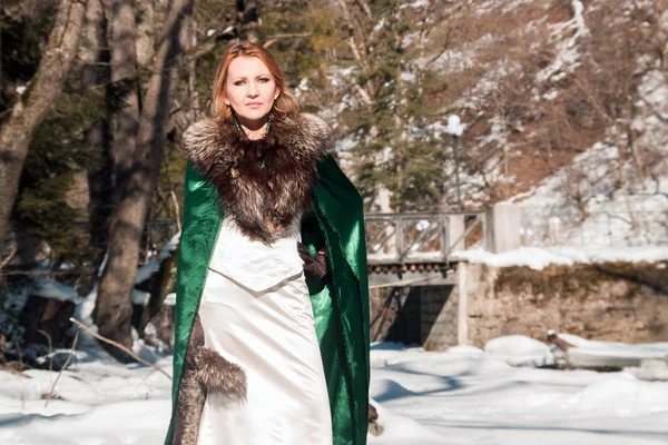 Hermosa mujer rubia en ropa de invierno en el parque —  Fotos de Stock