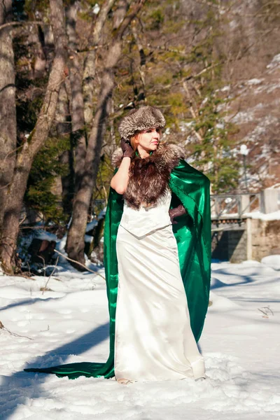 Hermosa mujer rubia en ropa de invierno en el parque —  Fotos de Stock