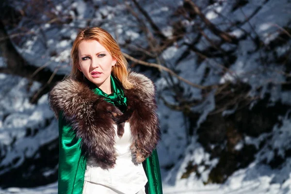 Hermosa mujer rubia en ropa de invierno en el parque —  Fotos de Stock