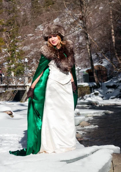Όμορφη ξανθιά γυναίκα στο χειμωνιάτικα ρούχα στο πάρκο — Φωτογραφία Αρχείου