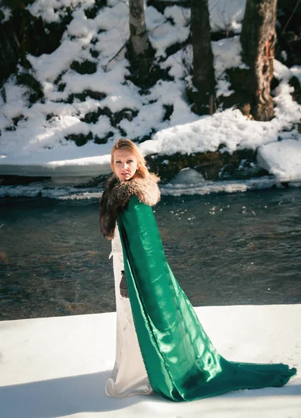 Belle femme blonde en vêtements d'hiver dans le parc — Photo