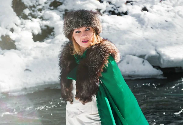 Vacker blond kvinna i vinterkläder i parken — Stockfoto