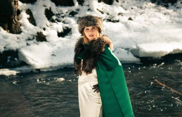 Belle femme blonde en vêtements d'hiver dans le parc — Photo