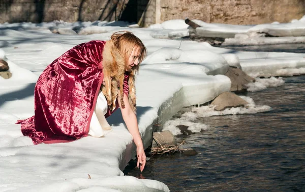 Belle femme blonde en vêtements d'hiver dans le parc — Photo