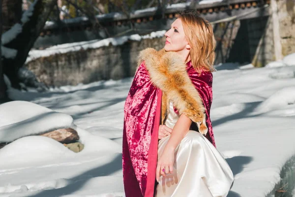 Belle femme blonde en vêtements d'hiver dans le parc — Photo