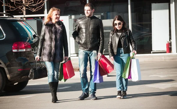 Glada vänner att göra shopping — Stockfoto