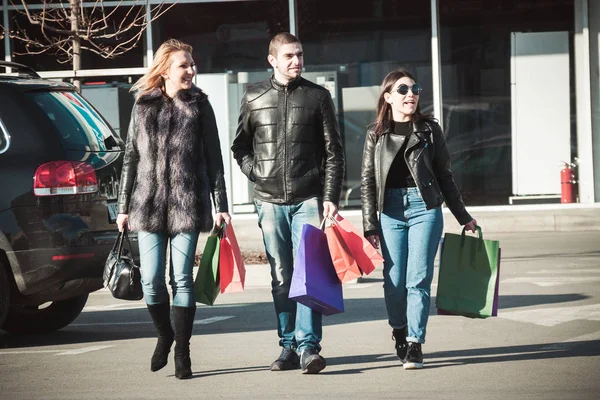 Glada vänner att göra shopping — Stockfoto